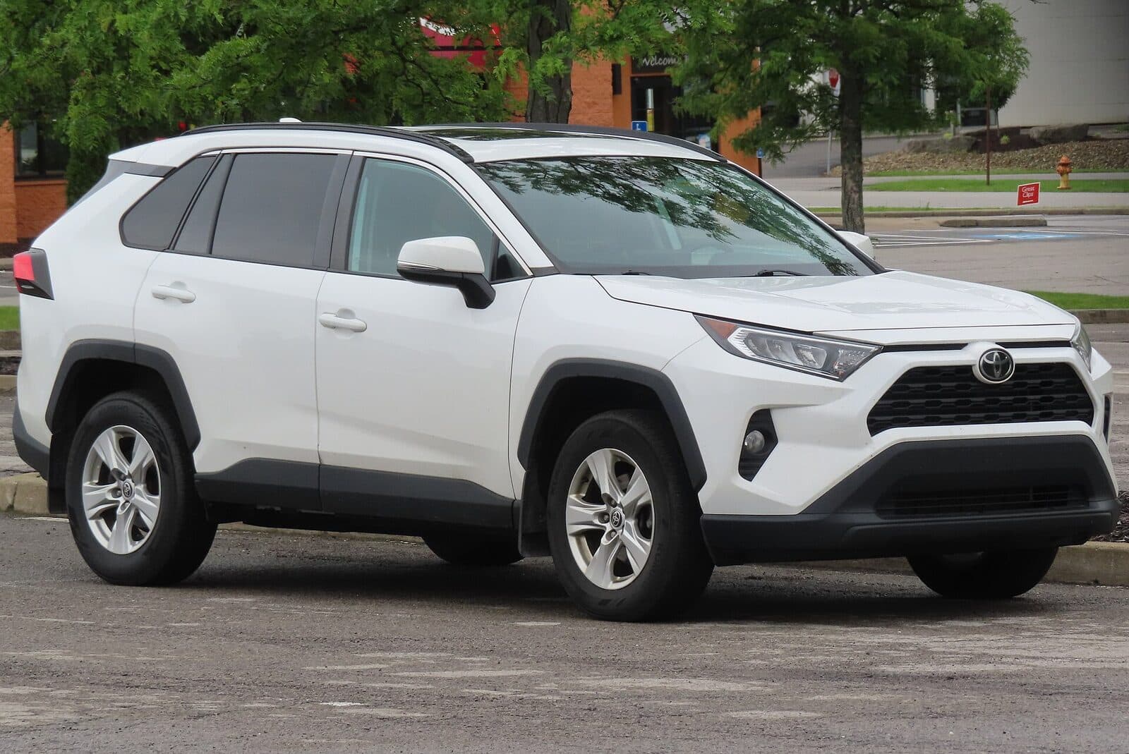 2022 Toyota RAV4 XLE, front three-quarter